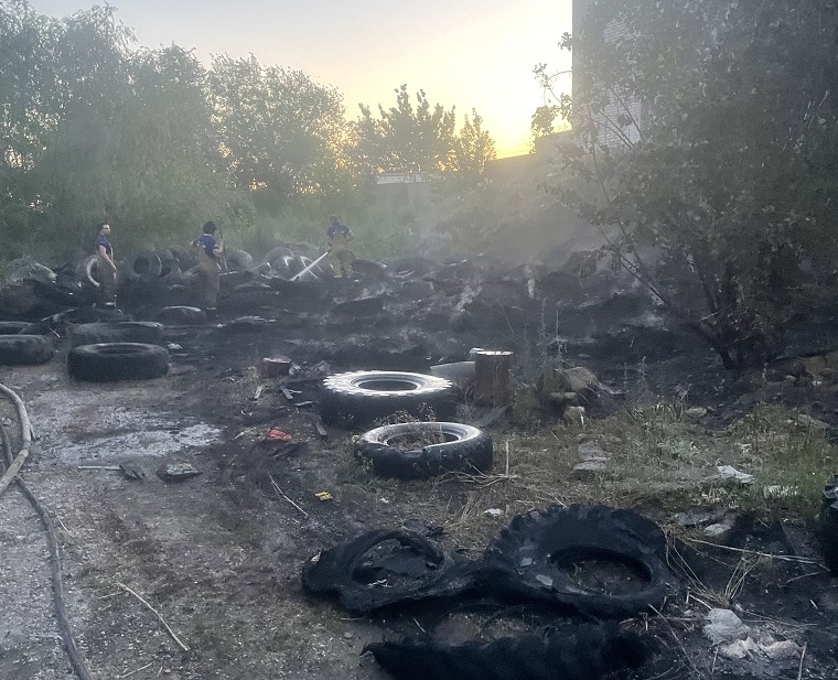 В Волгограде с черным дымом горела территория войсковой части