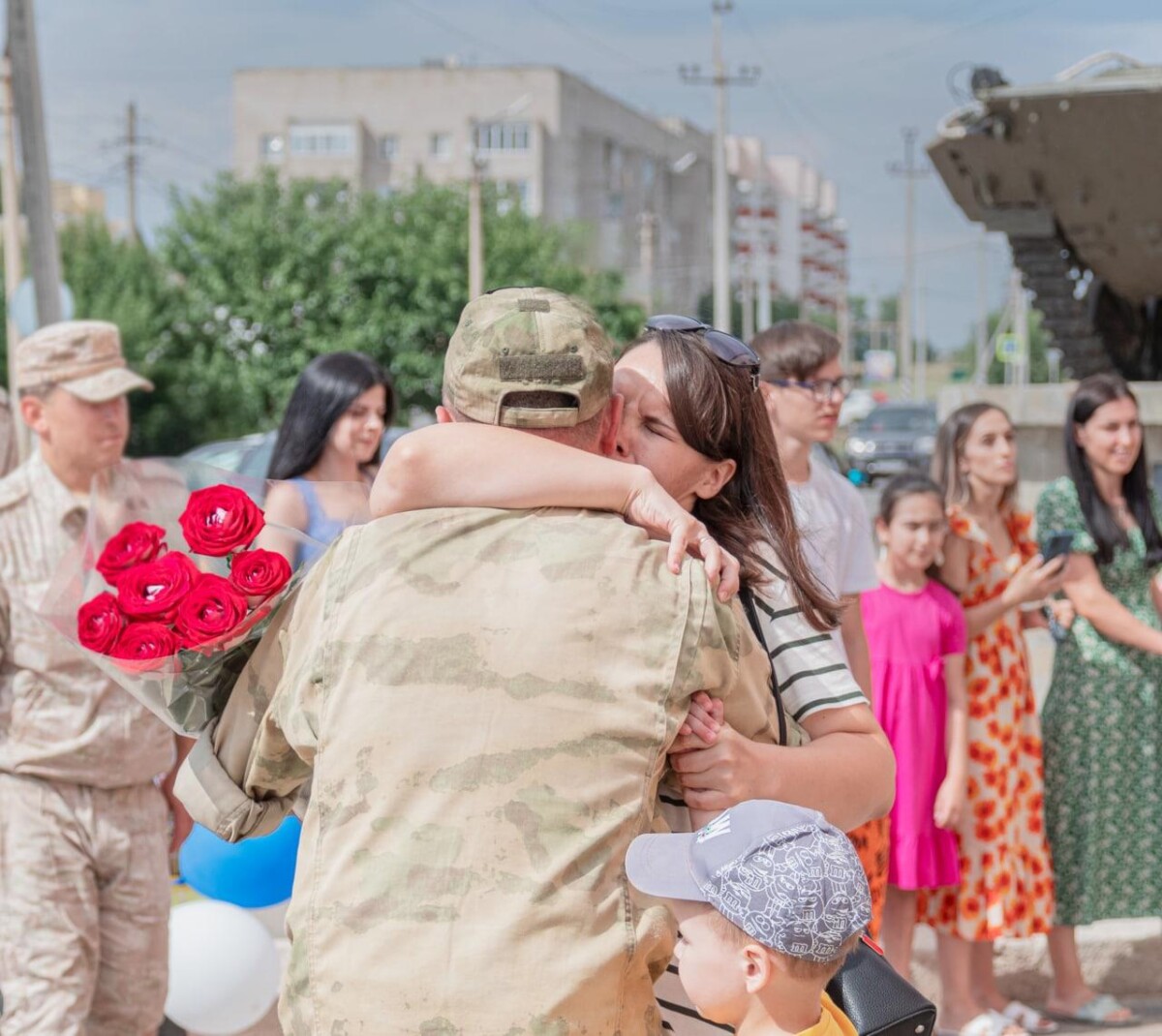 Под Волгоградом со слезами и шариками встретили вернувшихся с Украины военных