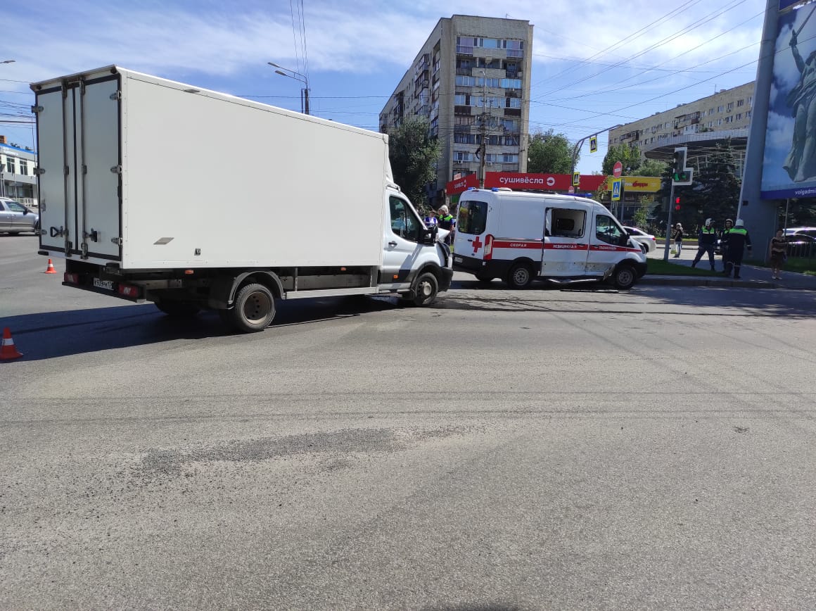 В Волгограде при столкновении скорой и грузовика пострадала беременная