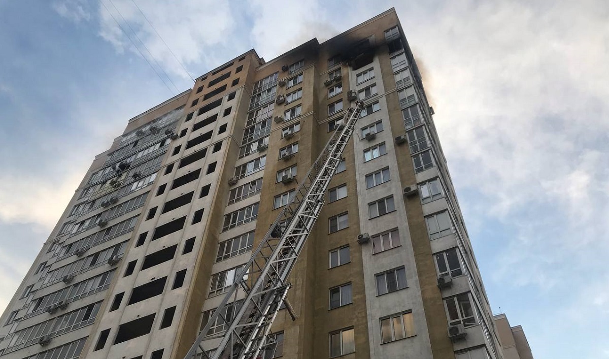 В Волгограде из-за пожара в высотке эвакуировали 60 человек