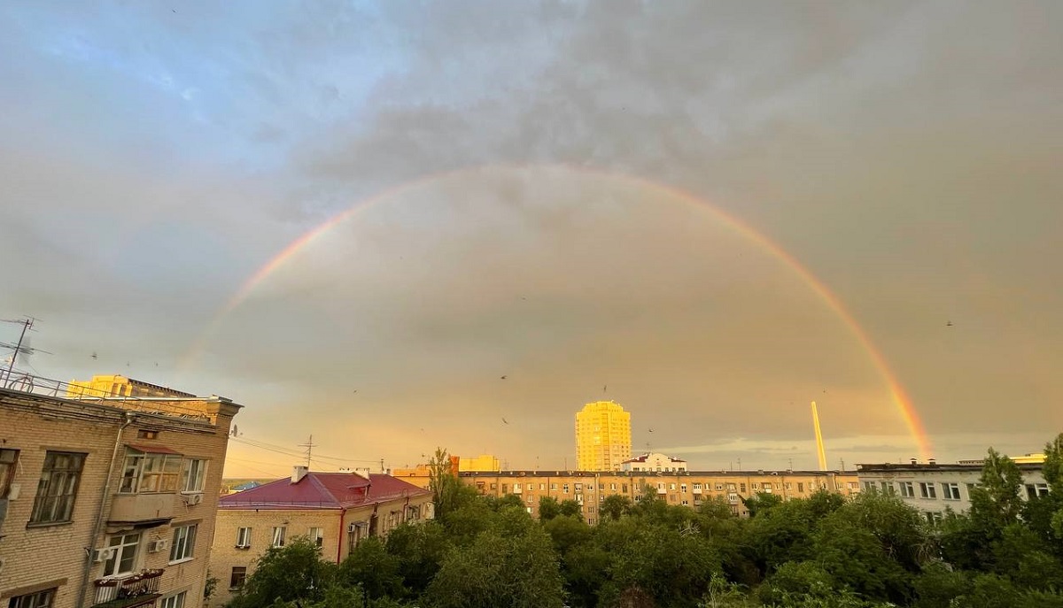 Яркая радуга раскинулась на Волгоградом после дождя