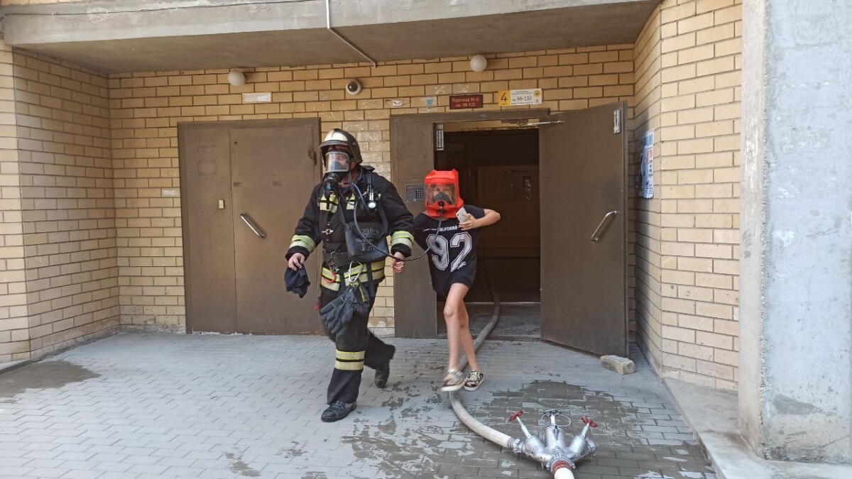 В центре Волгограда из горящей многоэтажки эвакуировали 20 человек