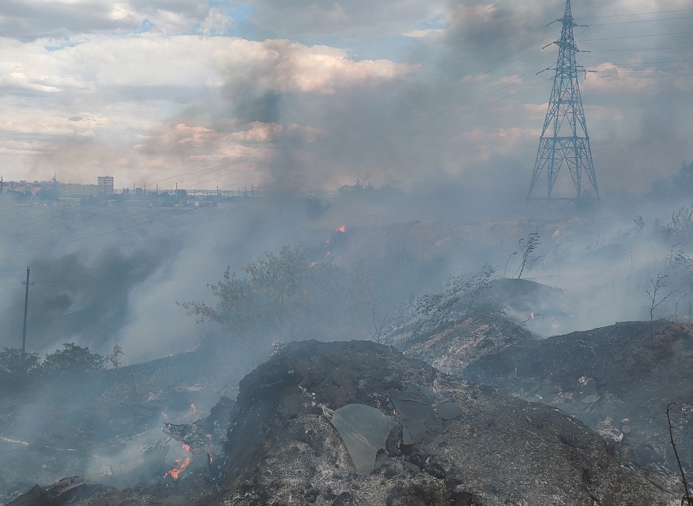 В Волгограде при сильном ветре тушат пожар в Тракторозаводском районе