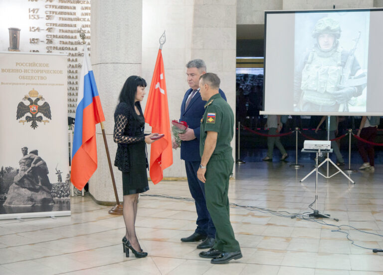 В Волгограде родным погибших на Украине военных передали ордена