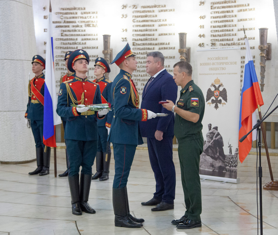 В Волгограде родным погибших на Украине военных передали ордена