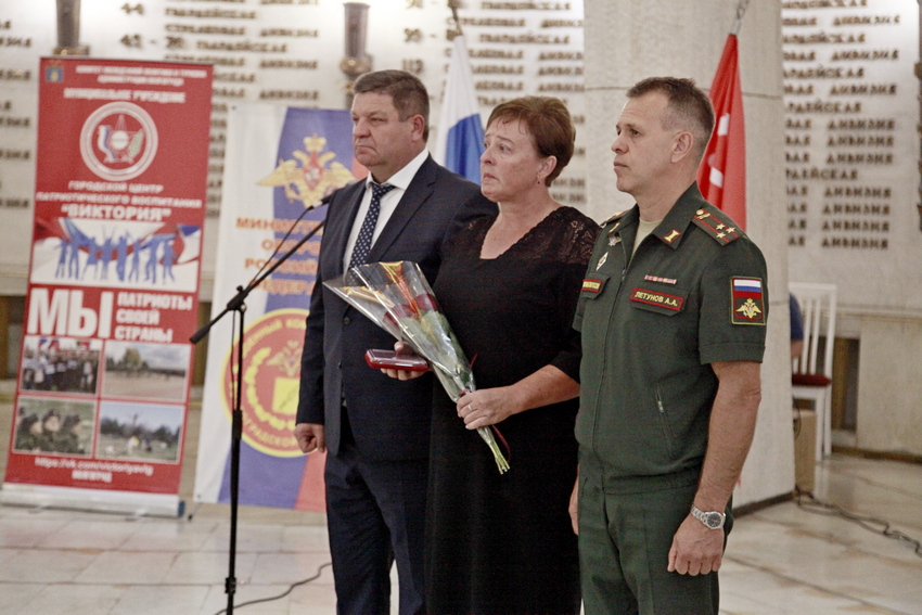 В Волгограде родным погибших офицеров передали ордена