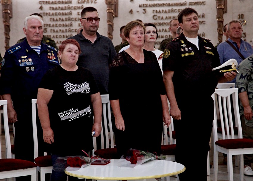 В Волгограде родным погибших офицеров передали ордена