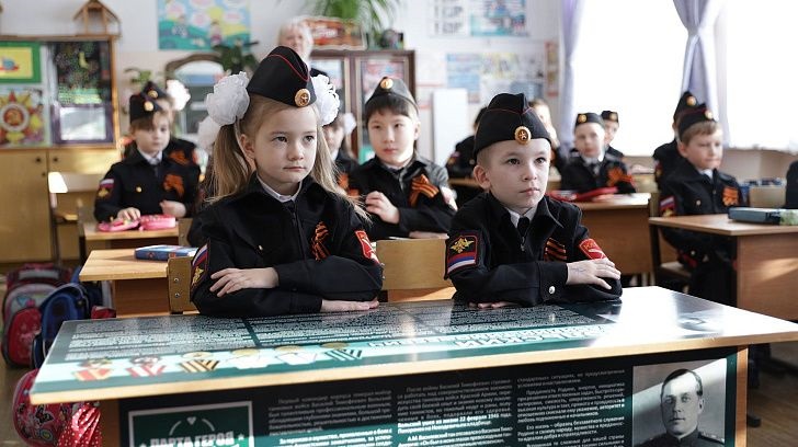 В волгоградской школе появилась именная парта в честь участника Сталинградской битвы