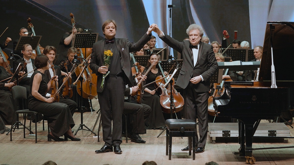 Волгоградцы благодарили маэстро Андрея Аниханова и музыкантов за наслаждение прекрасной классикой