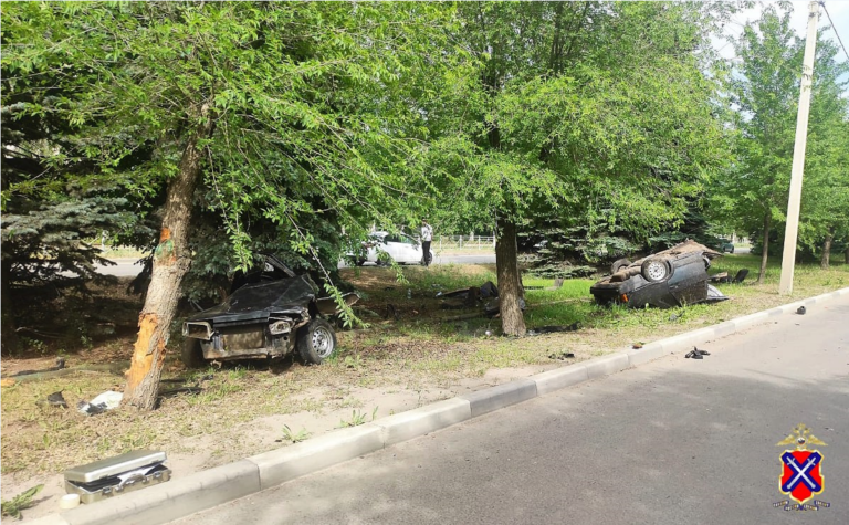 В Волжском в страшной аварии погибли водитель и 15-летняя девочка. Двое в больнице