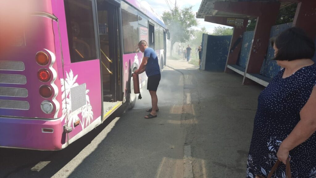 Загоревшийся в Волгограде автобус водитель тушил из полторалитровой бутылки