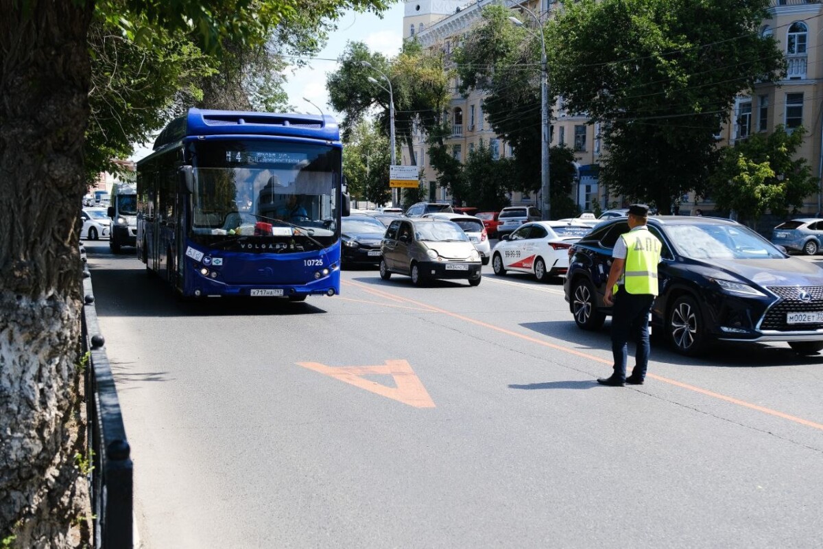 Астраханские водители автобусов высказались о выделенных полосах