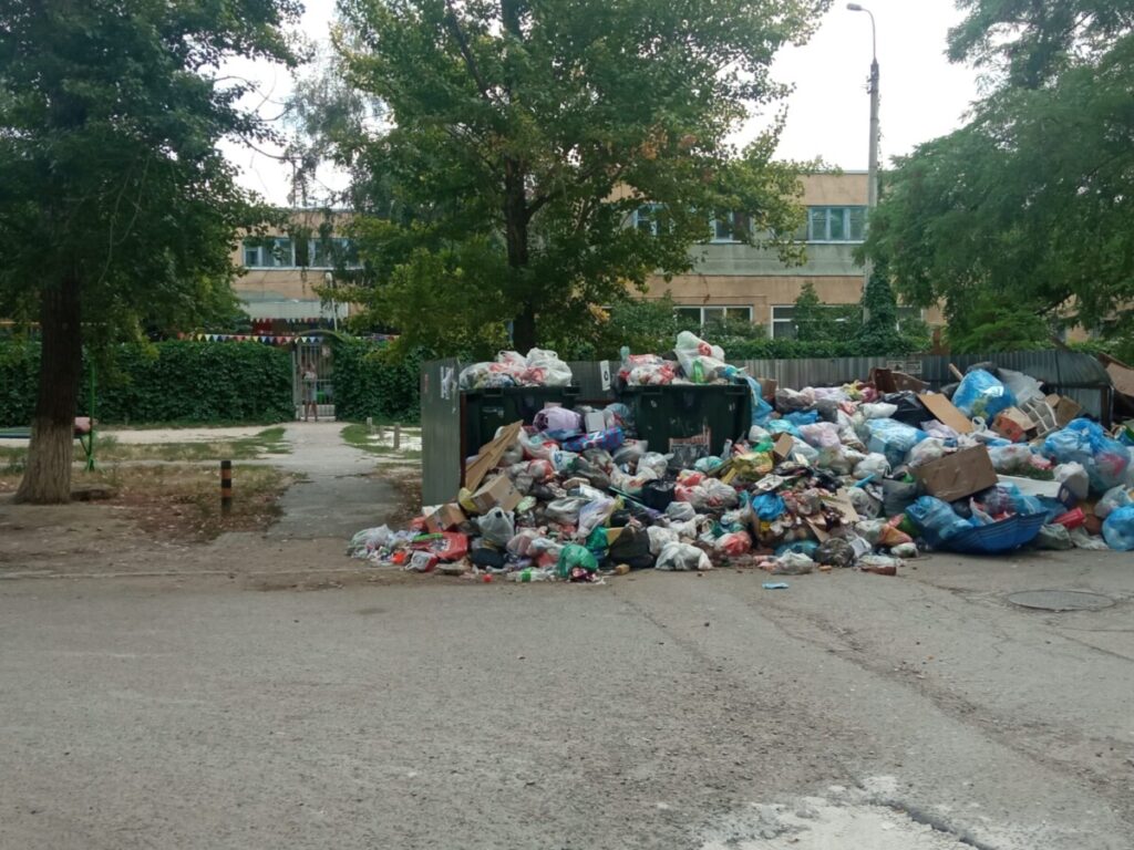 Заваленные мусором школа и детский сад не попали в первоочередной список  обслуживания компанией 