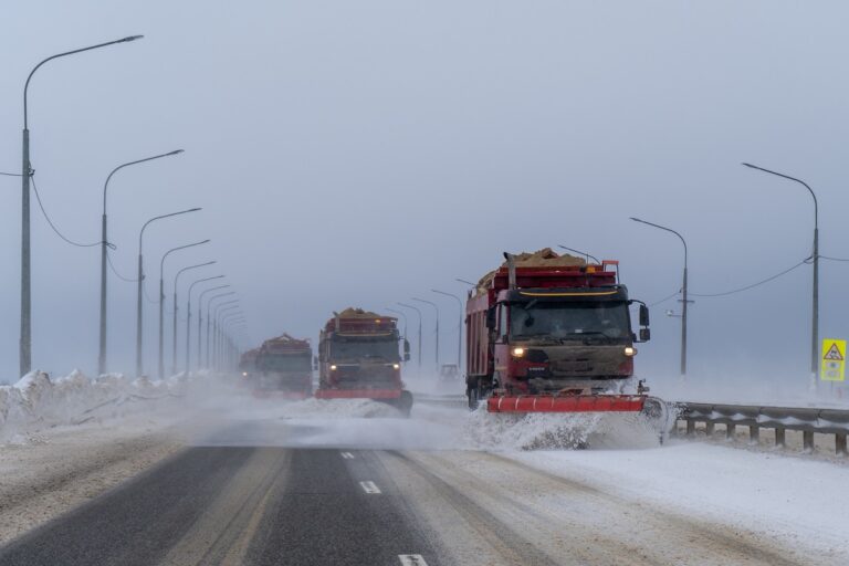 Федеральные дорожники ликвидируют последствия снегопада на трассах ЦФО и ЮФО