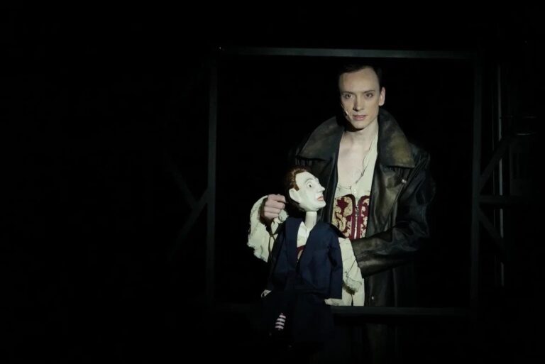 В Волгоградском НЭТе  в спектакле на сцену вышла кукла