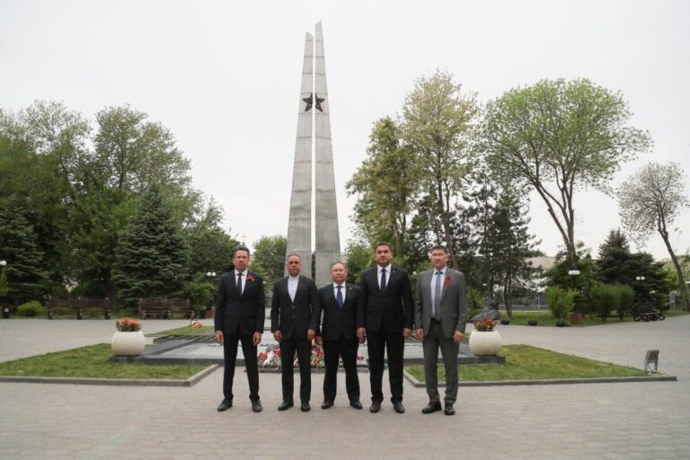 Дипломаты стран Прикаспия возложили цветы к мемориалу «Вечный огонь славы»