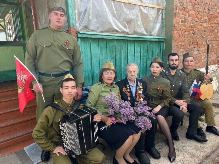 Астраханские артисты подарили ветерану Великой Отечественной войны концерт