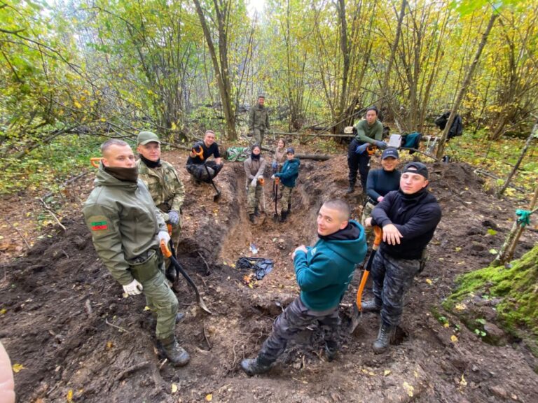 В Псковской области студенты-поисковики из Волгоградской академии МВД нашли медальон красноармейца