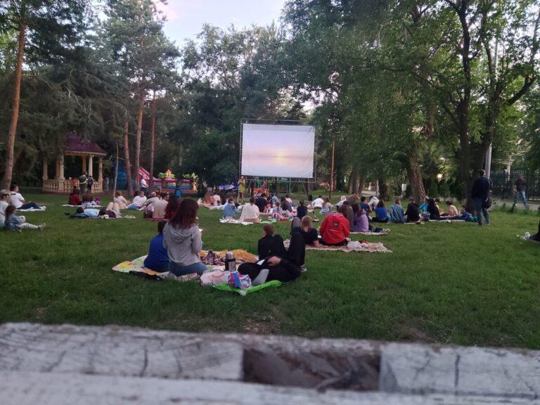 Кинопоказ в Комсомольском саду: «Мы купили зоопарк»