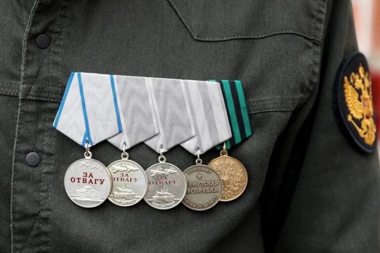 В Астрахани ветерану СВО вручили ключи от автомобиля