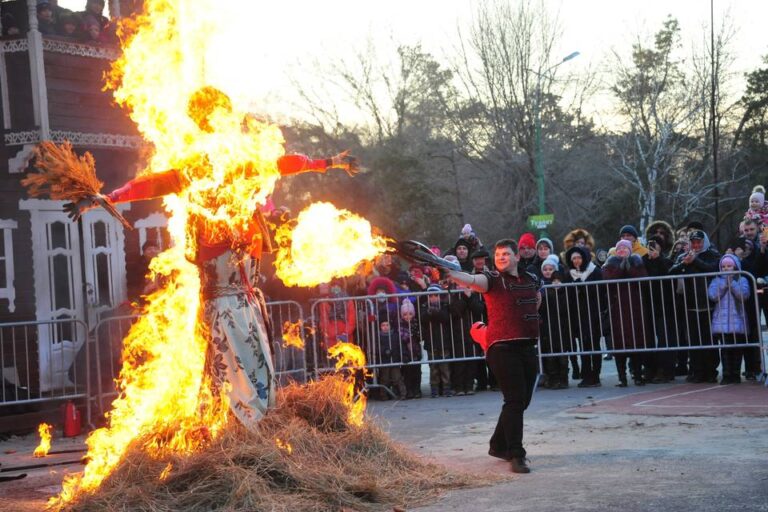 Прощание с зимой в стиле русских традиций в городском саду Волгограда