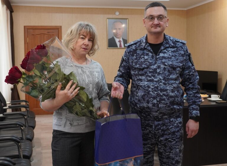 В Волгограде сотрудники Росгвардии встретились с мамой погибшего военнослужащего