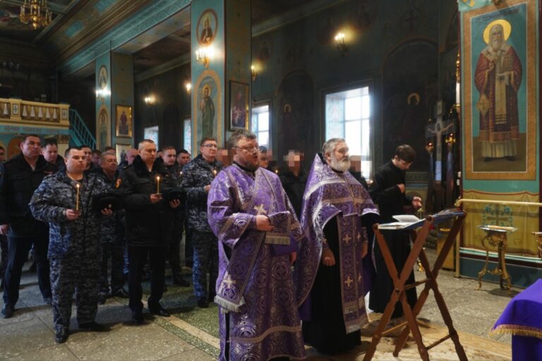 Росгвардейцы Волгограда приняли участие в праздничном молебне