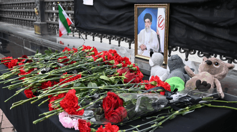 К Генеральному консульству Ирана в Астрахани несут цветы