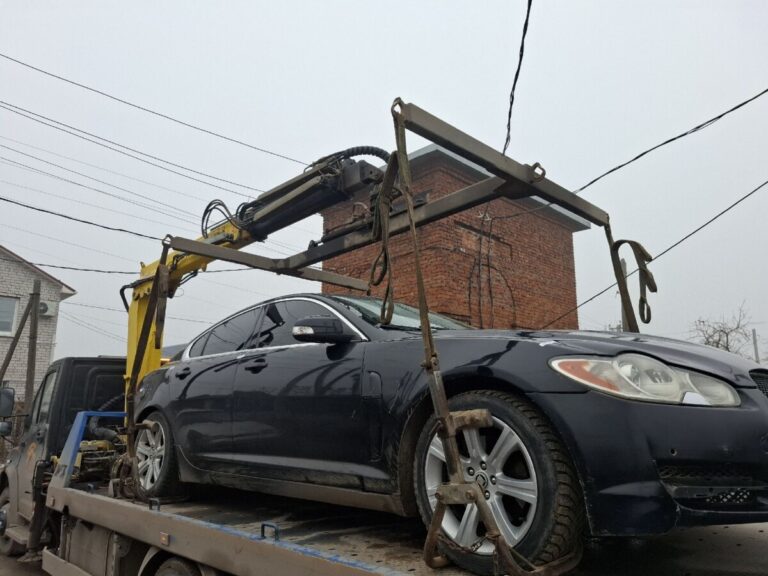 За долги у волгоградки изъяли автомобиль Jaguar