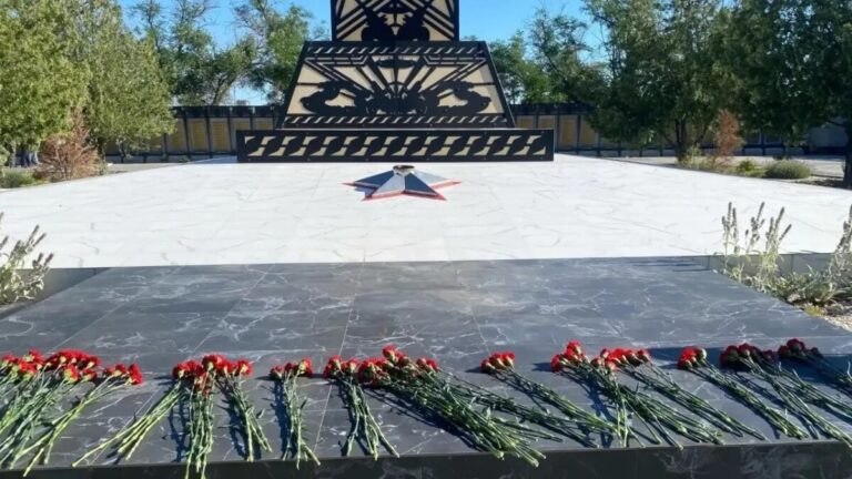 Астраханцы возложили венки и цветы к местам воинской славы