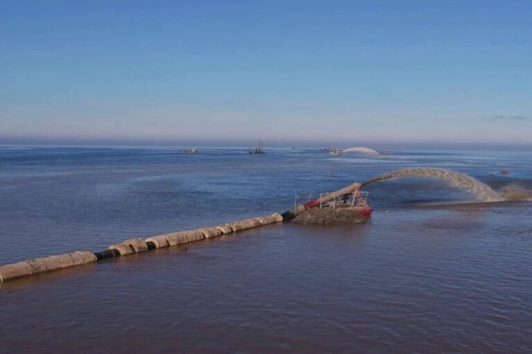 Для ликвидации затора судов в Каспийском море работают четыре земснаряда