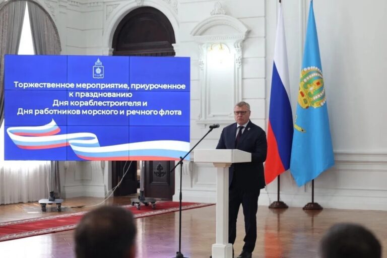 Астраханским корабелам и работникам морского и речного флота вручены награды