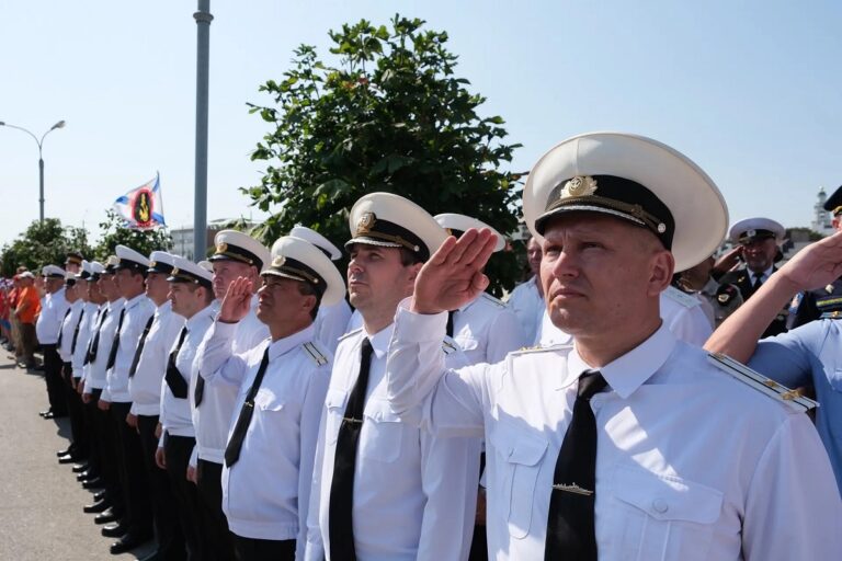 В Астрахани прошли торжественные церемонии в честь Дня ВМФ