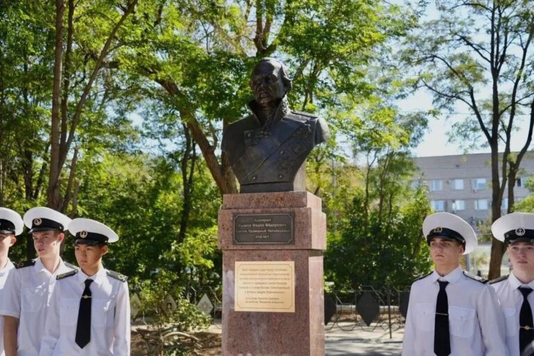 В Астрахани открыли бюст Фёдору Ушакову