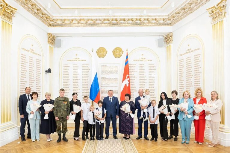 „Мать‑героиня“ из Волгоградской области: губернатор вручил награду маме 11 детей